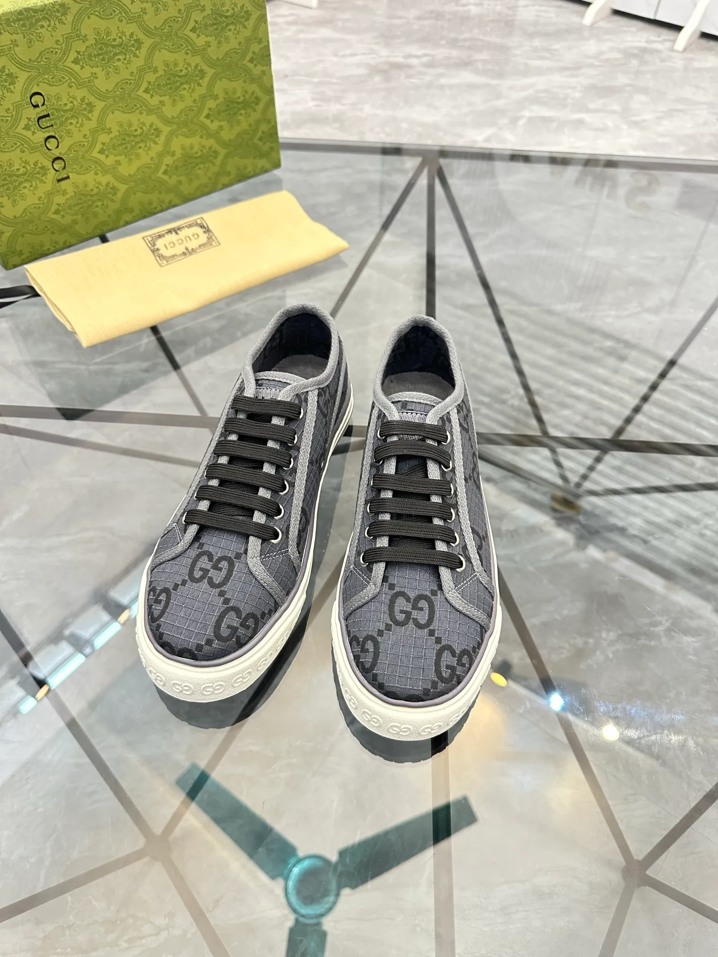 Men's shoes: 💰P360¥ Product trademark: Gucci* "Gucci*" low-cut casual shoes Regular size: 38-44 (can be customized to 45.46.) Product materials: Original material from the upper counter, breathable lining, original outsole. Number: 661